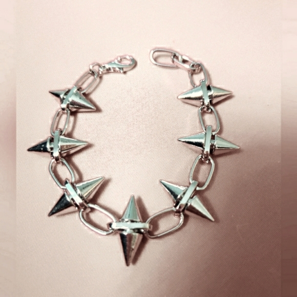 unbranded Jewelry - Silvertoned Metal 7.5" Spiked Chain Retro Bracelet